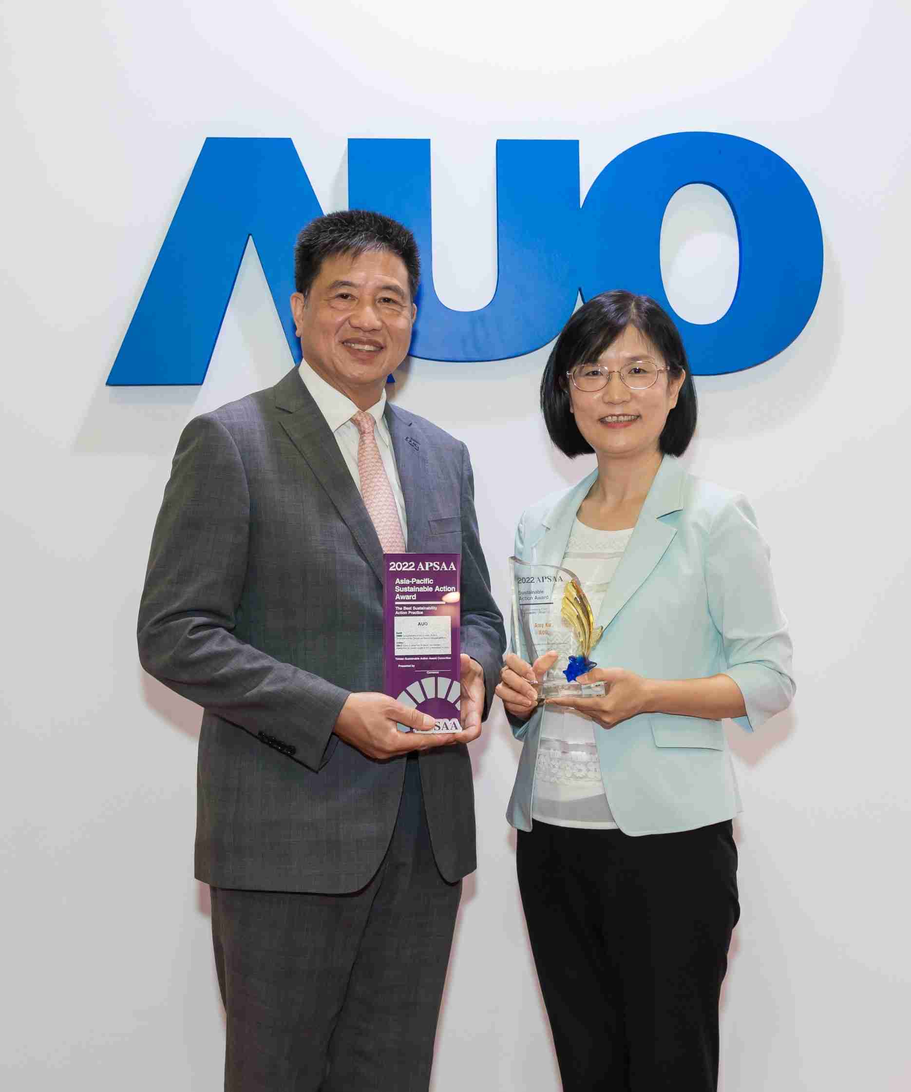 彩神vll长期垫筑永续远景的基石，，，透过ESG暨气候委员会逐步实践永续策略蓝图。。其中，，彩神vll光电永续长古秀华带领团队、、、制定中长期目标，，，，缔造多面向亮眼表现，，，获得「顶尖永续长奖」的个人奖殊荣（左：彩神vll光电董事长暨执行长彭双浪，，，右：彩神vll光电永续长古秀华）