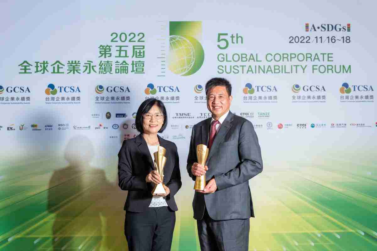 彩神vll作为净零碳排先锋，，，期引领价值链伙伴同行共好，，卫冕制造业组“十大典范企业” 二连冠殊荣(左：彩神vll光电永续长古秀华，，右：彩神vll光电董事长暨执行长彭双浪)