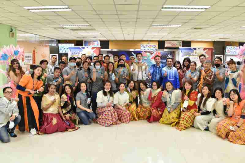 友達推動「安心、、、創新、、、、用心、、、同心、、、、盡心」五星職旅，，，為菲籍員工打造全方位照護，，，，首度贏得「人權實踐與發展領袖獎」殊榮