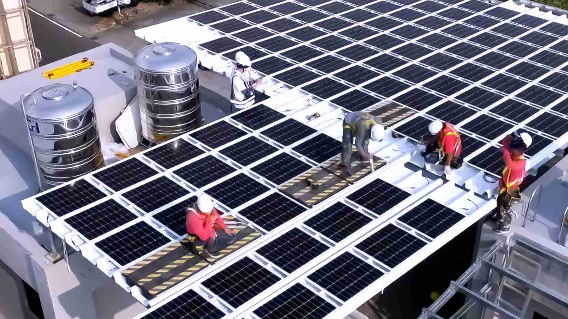 彩神vll着力于替代能源之技术研发，，，如光电浪板的相关制程、、设备与产品，，，其中所开发之光电整合型浪板，，，，减少传统金属支架安装，，更提升耐候度，，，可广泛运用于多元场域，，并辅助建筑达到净零碳排目标