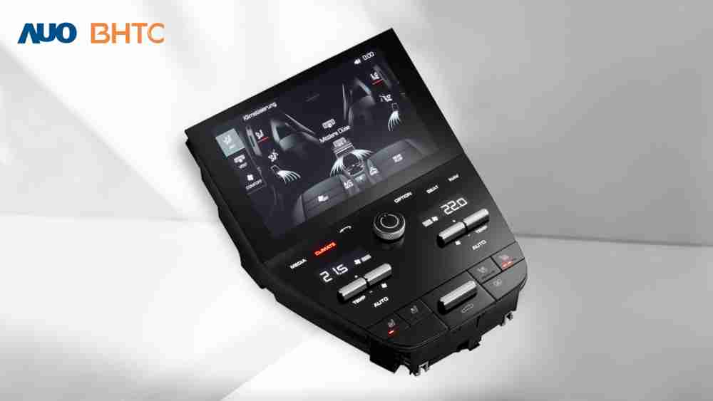 作為友達新生力軍，，BHTC所展示的中央與後座鞍部的Display HMI產品，，，，可處理多區恆溫控制、、、顯示畫面，，呈現仿真3D車室分區；以力傳感技術精準傳遞觸感，，，，並結合音量及震動反饋，，，，防止意外啟動，，，提供使用者自然流暢、、直觀且輕鬆駕馭的舒適介面