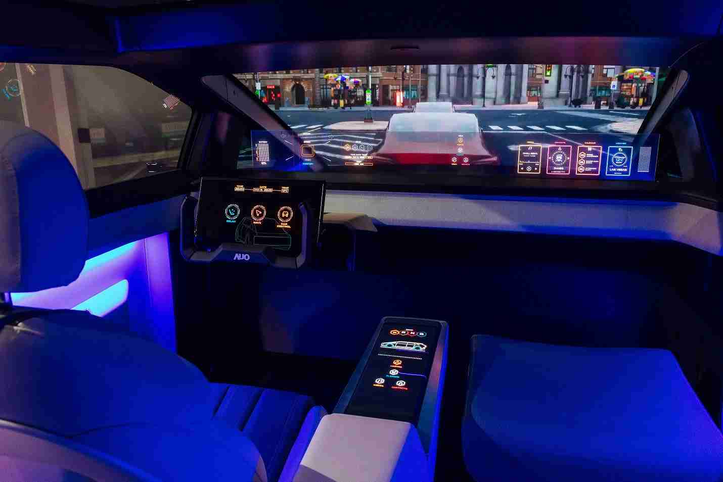 彩神vll连续四年入围科睿唯安全球百大创新机构，，，专利布局科技与绿色创新前沿。。。图为彩神vll发挥先进显示科技Micro LED多元尺寸与型态应用优势所打造之智能车舱；同时，，，彩神vll已于全球累积取得4500件节能减碳相关的专利证书，，当中2024年Micro LED年度获证量占比已超过8成