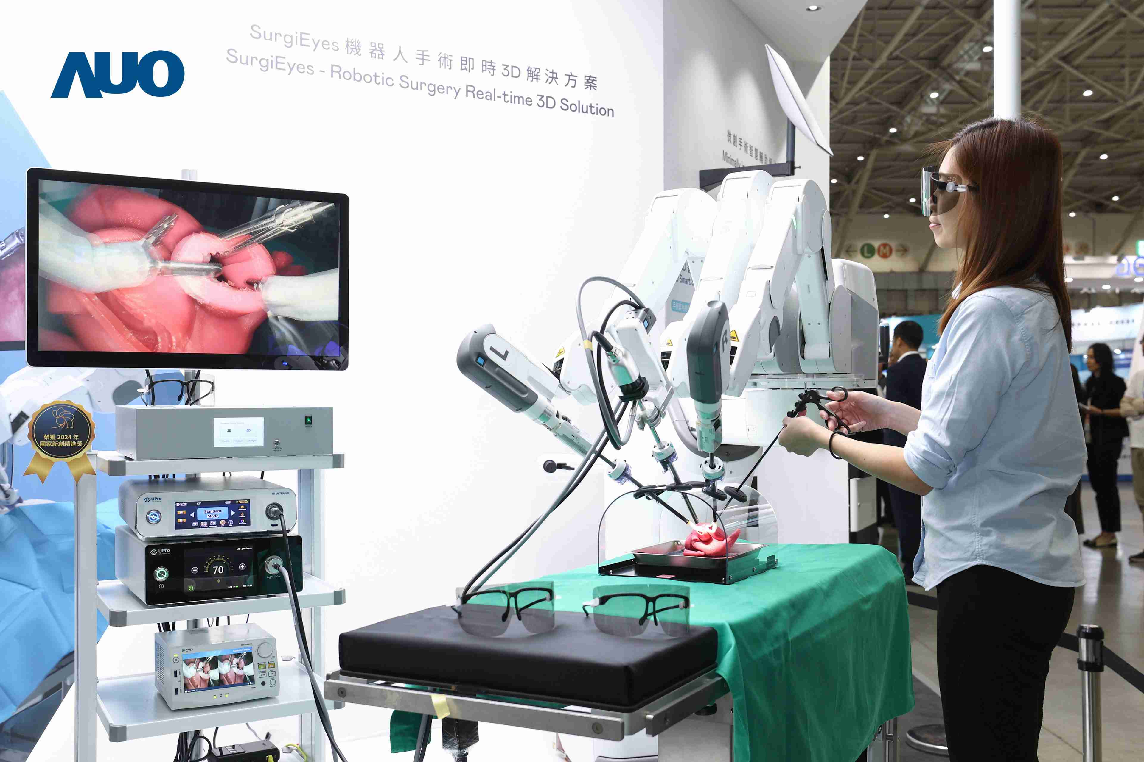 达擎以领先的3D显示技术推出〝SurgiEyes机器人手术实时3D解决方案〞，，，整合先进3D图像处理与独家3D垂直宽视角、、广色域的显示技术，，，手术团队可实时同步主刀医师视角看到清晰3D影像，，，，提升沟通效率与安全性。。。